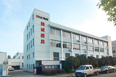 China Taizhou Huangyan UTrust Mould Co., Ltd. factory